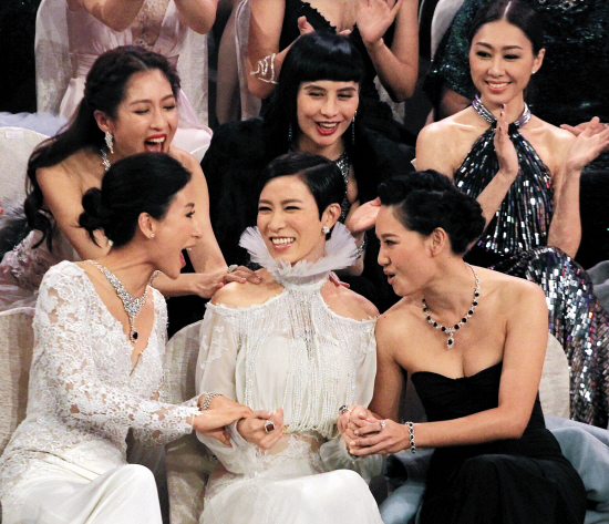 佘诗曼“封后”接受众花旦祝贺