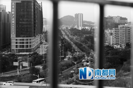 从遇害女工杨思仙租住的房间窗口向下望去,出事的地方(画红圈处)介于她上班的工厂和宿舍之间。