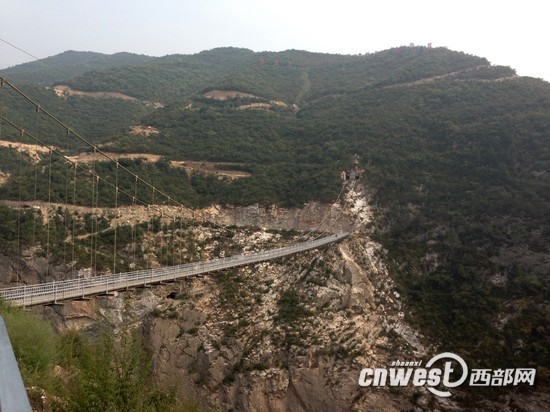 东庄水库建设现场，地勘索桥横跨于峡谷之间。(资料图)