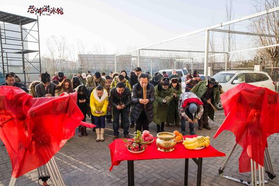 《恐怖游泳馆》开机 水下摄影画面唯美|恐怖游