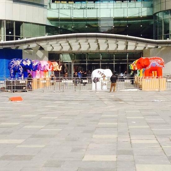 巨型礼盒突降蠡湖水岸有玄机 无锡万象城筑灵