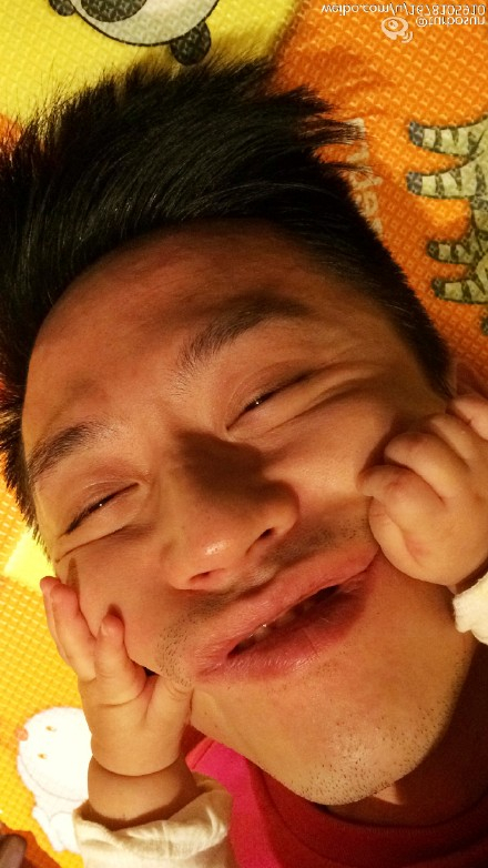 邓超乱吻陌生男女 被女儿肉手攻击脸变形