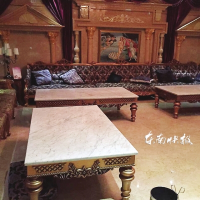 记者拍摄的夜总会与不雅照被拍地点相似度极高