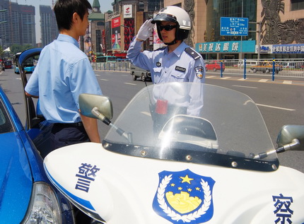 大连交警部门周末上午也处理交通违法