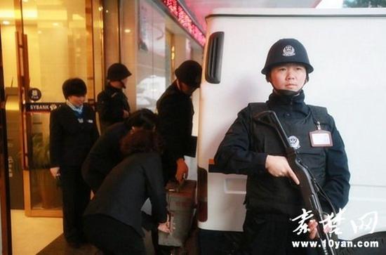 持枪警戒