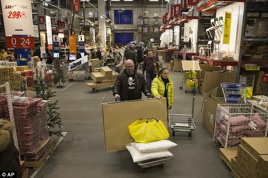 俄网友吐槽外媒夸大卢布危机-机智地球人-自媒