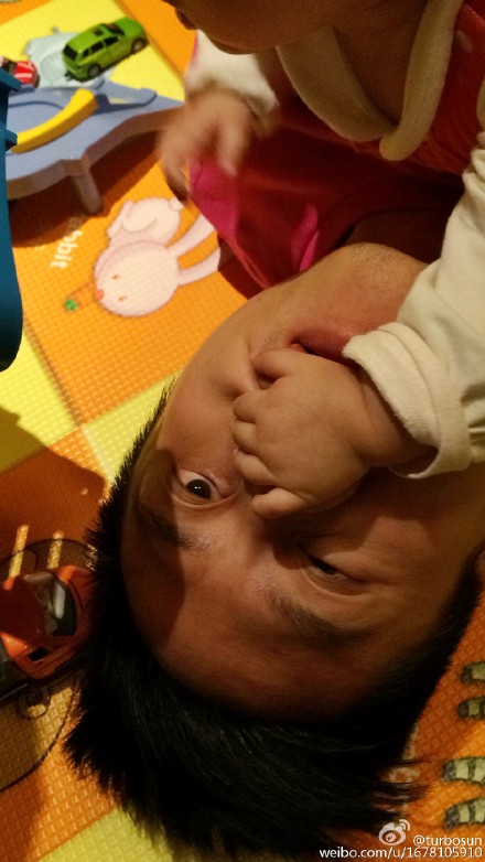 邓超乱吻陌生男女 被女儿肉手攻击脸变形