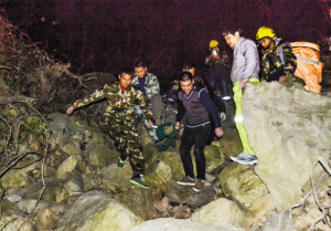 救援人员正在抬小邬下山。图片由消防部门提供