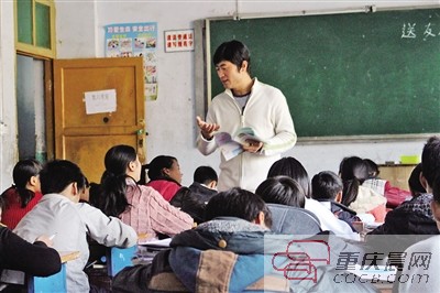 2014年9月开始,赵青云在巫溪白鹿初级中学支教。教授物理、语文、生物和化学。 通讯员周闻韬摄