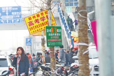 京广路上,不少艺考培训班打出牌子。