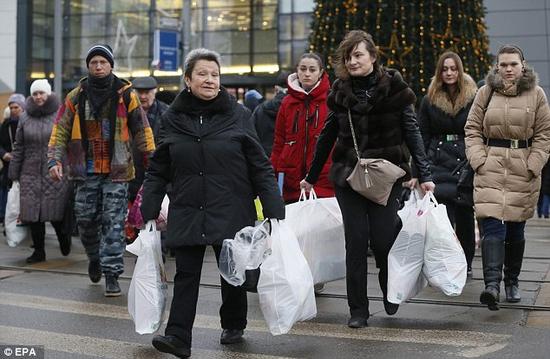 俄网友吐槽外媒夸大卢布危机-机智地球人-自媒