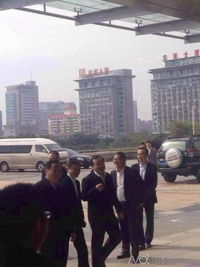 马云在东莞市委书记徐建华、市长袁宝成的陪同下进入会议大厦。