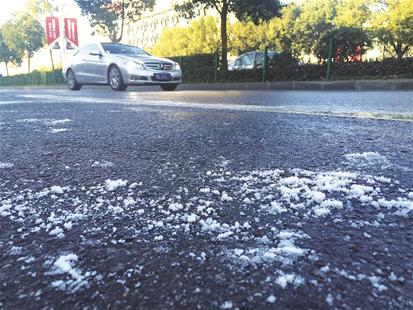 图为：昨晨，路面结了一层薄冰