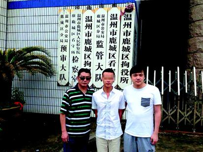图为:潜江警方在温州抓获嫌疑人冯某(资料图片)