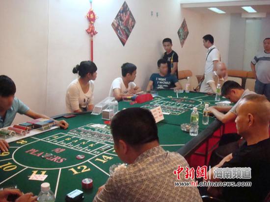 图为海南警方查获赌博现场