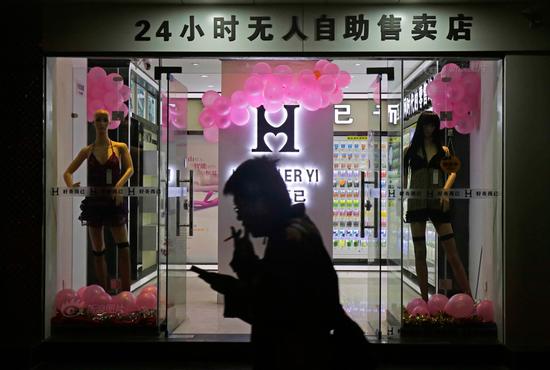 該無人用品售賣店店名為好奇而已，實(shí)行24小時(shí)無人自助售賣。圖為一市民經(jīng)過該用品店。攝影：南飛
