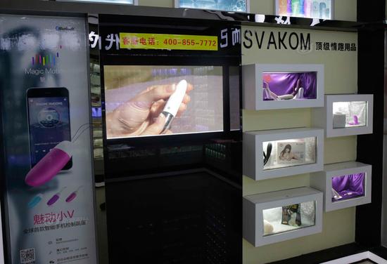 圖為展示柜里情趣用品。攝影：南飛