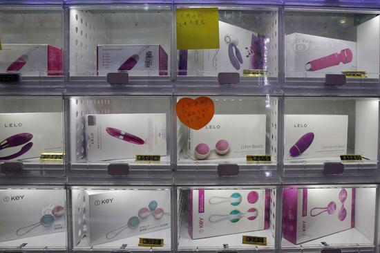 圖為展示柜里情趣用品。攝影：南飛