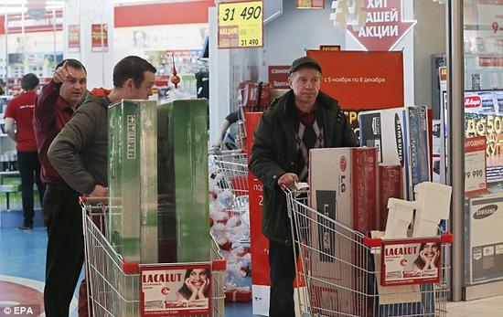 俄网友吐槽外媒夸大卢布危机-机智地球人-自媒