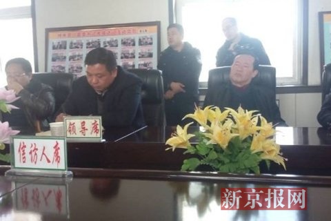陜西神木網(wǎng)友發(fā)帖稱神木縣一位姓劉副縣長竟然在人聲吵鬧中睡著了。