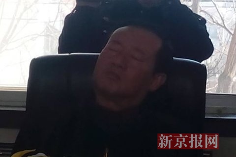资料图：陕西神木网友发帖称神木县一位姓刘副县长竟然在人声吵闹中睡着了。