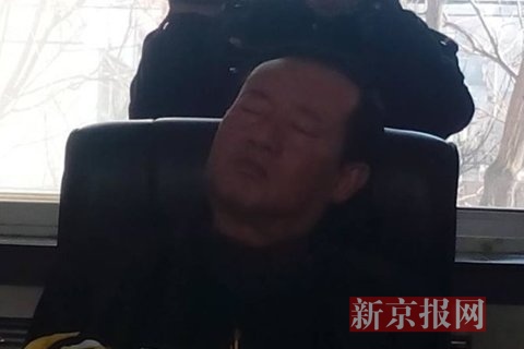 陜西神木網(wǎng)友發(fā)帖稱神木縣一位姓劉副縣長竟然在人聲吵鬧中睡著了。