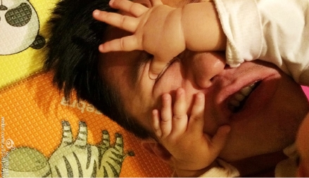 邓超乱吻陌生男女 被女儿肉手攻击脸变形