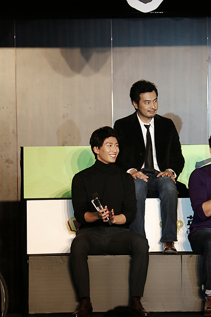 窦骁出席《破风》发布会 被曝高原剃腿毛|窦骁