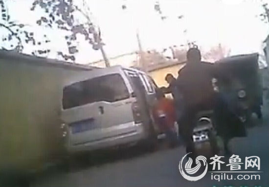记者暗访发现,不到一公里的巷子布满了大大小小几十家学生托管机构,用面包车接送小学生。
