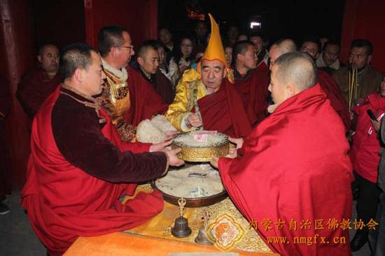 呼和浩特大召寺纪念宗喀巴大师举办燃灯节法会