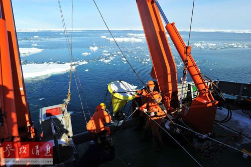 资料图片 2014年2月26日，在南极普里兹湾布放海洋观测潜标。