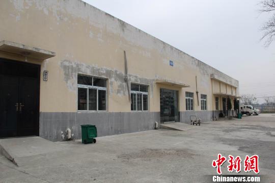 图为沙洋监狱殡仪馆,有4个悼念厅,旁边停放着运输车辆。 吴奇勇 摄