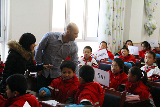 高中生自发募捐过冬衣物图书 爱心温暖益民小学_新浪内蒙古_新浪网