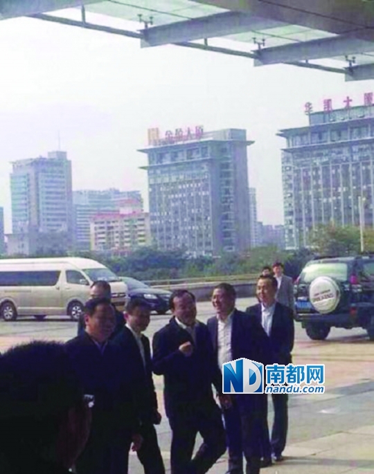 马云西装现身东莞市府被疯传