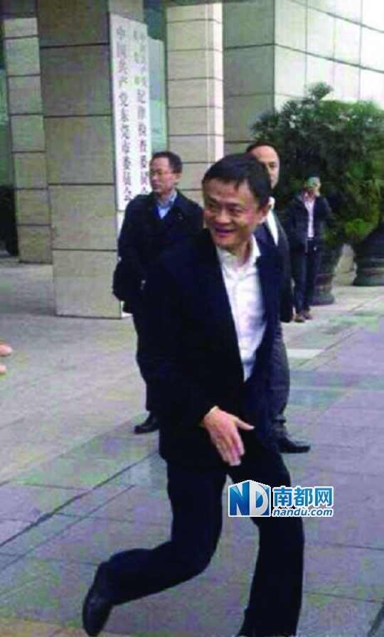 马云西装现身东莞市府被疯传