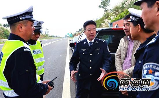 海南省公安厅交警总队陈鸿飞总队长在检查点指导工作