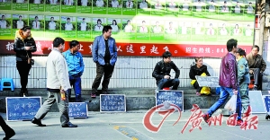 康乐村里的小型制衣厂在街头寻找客户和招工。