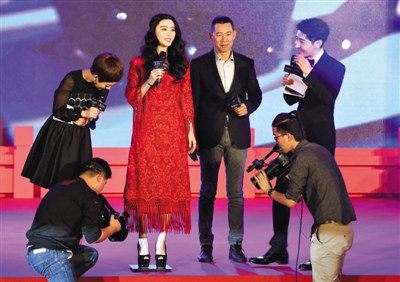 范冰冰一身红裙亮相，女王范儿引“众星捧月”。新京报记者 郭延冰 摄