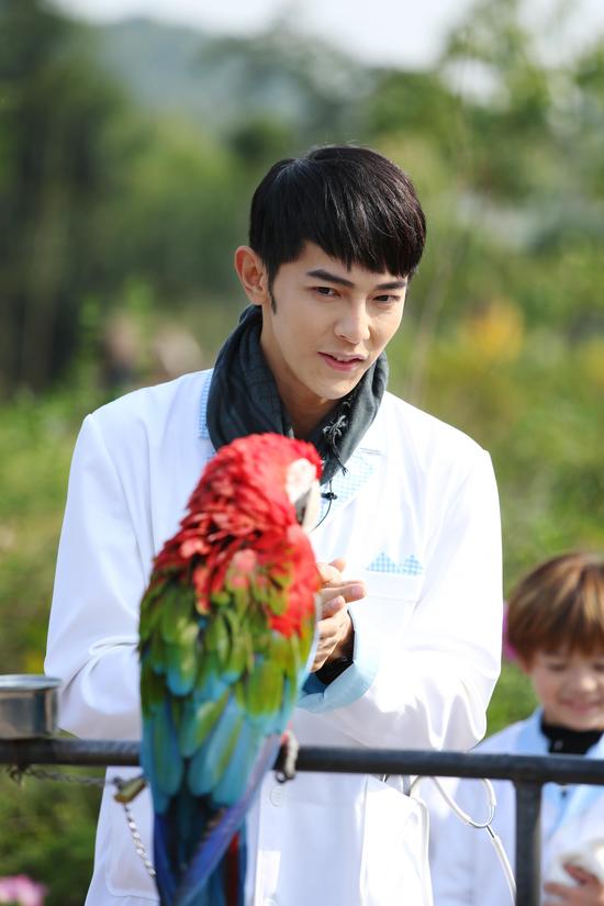 《一年级》汪东城上自然课捡熊猫大便