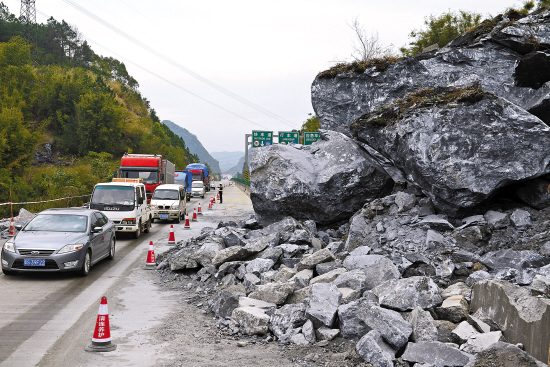 清连高速清远段塌方仅剩1车道 修复预计需一周