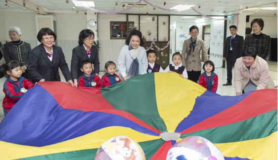 彭丽媛参观澳门幼儿园 和孩子们玩游戏|彭丽媛