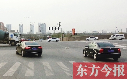 郑州龙子湖大学城多个路口“灯”不亮