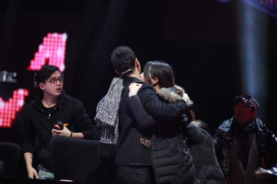 黄晓明《来吧!灰姑娘》现场遭大妈粉强吻