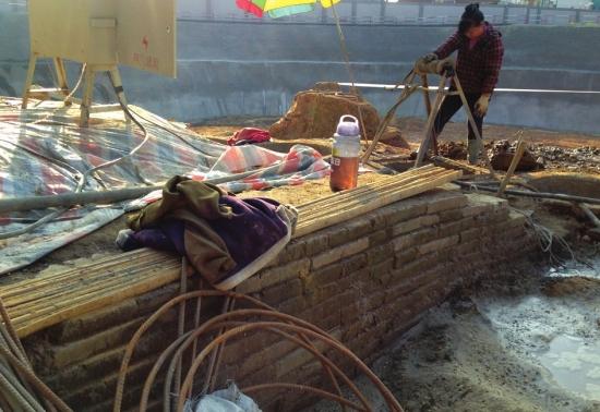 12月19日，长沙中山亭一工地发现的一段古城墙。图/记者蒋丽梅