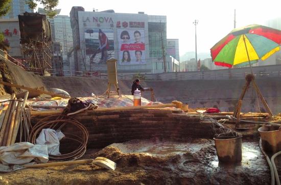 12月19日，长沙市青少年宫建设工地发现的一段古城墙。图/记者蒋丽梅