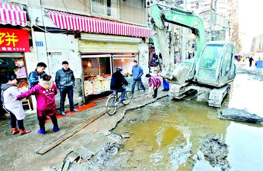 施工挖破水管临街商铺遭殃