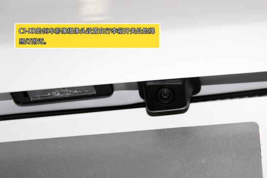 东风雪铁龙C3-XR侧面线条十分流畅,长宽高分别为4262mm*1748mm*1557mm,轴距为2655mm,在同级别中轴距优势明显,且轴距与车身长度的比例接近黄金分割,视觉效果匀称。翼子板上1.6THP专属的"eTHP"标识与东风标致新3008相似,只是新3008的标识位于尾部。车顶配有行李架,彰显SUV身份,车身底部、轮拱等处的黑色防擦条更突显野性味道。