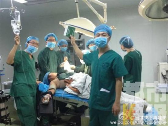 医生们在手术台旁拍合照，患者躺在床上。