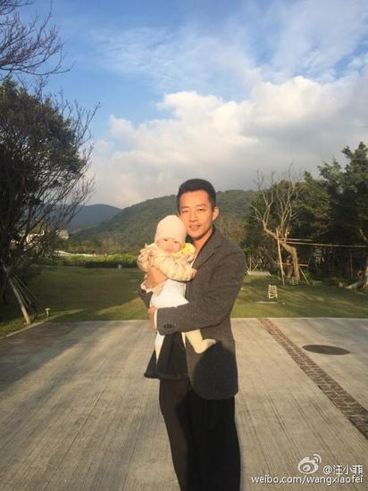 汪小菲带女儿爬山晒合影 小玥儿乖巧可爱