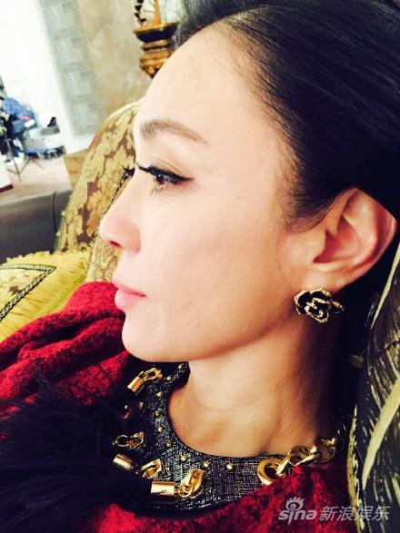 张馨予晒两代妲己合影 50岁傅艺伟仍美艳